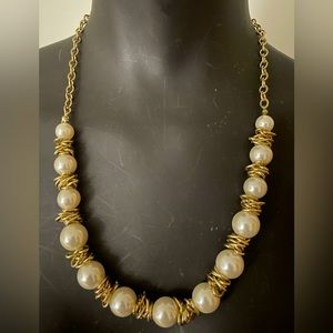 Vintage faux Pearl and gold wire necklace. Great previously owned condition.